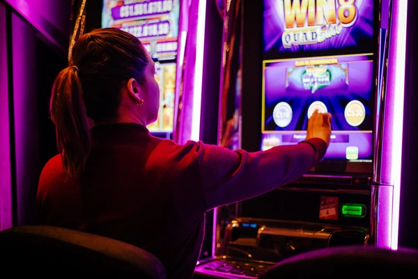 M&aacute;quinas para la paz: la estrategia de Coljuegos para formalizar cerca de 100.000 tragamonedas de peque&ntilde;os comerciantes